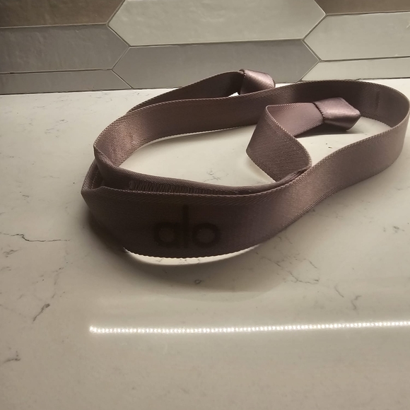 ALO Yoga Olive Green Strap - Picture 1 of 3
